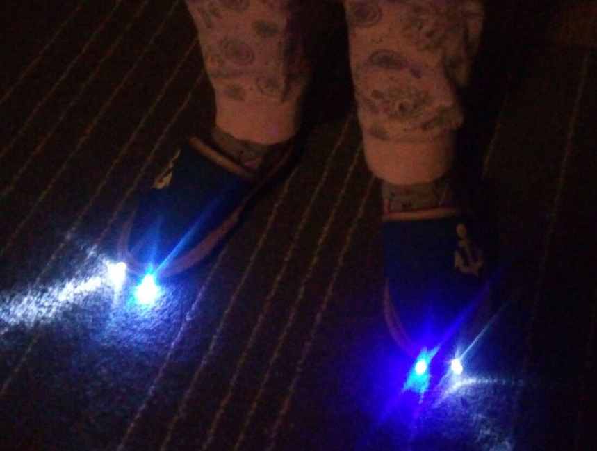 тапки с фонариком , домашние тапочки со встроенным фонариком , тапочки с фонариком ,функциональная обувь , ребенок боится темноты 